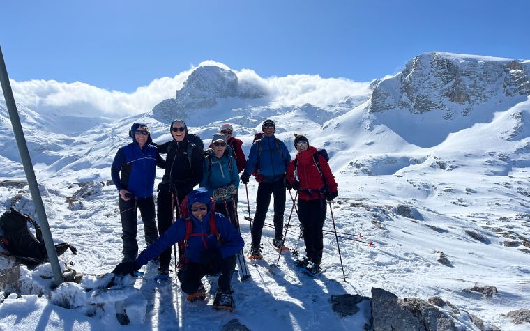 Groep tijdens sneeuwschoenwandelreis tussen de bergen