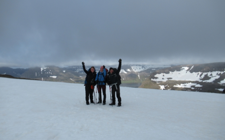 Groep_wandelaars_op_de_Lofoten_in_de_sneeuw