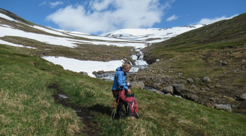 Waterval op de achtergrond genieten we op Honstrandir