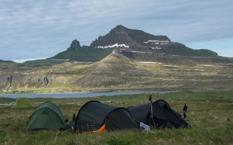 Tenten-opstelling_midden_in_de_lofoten