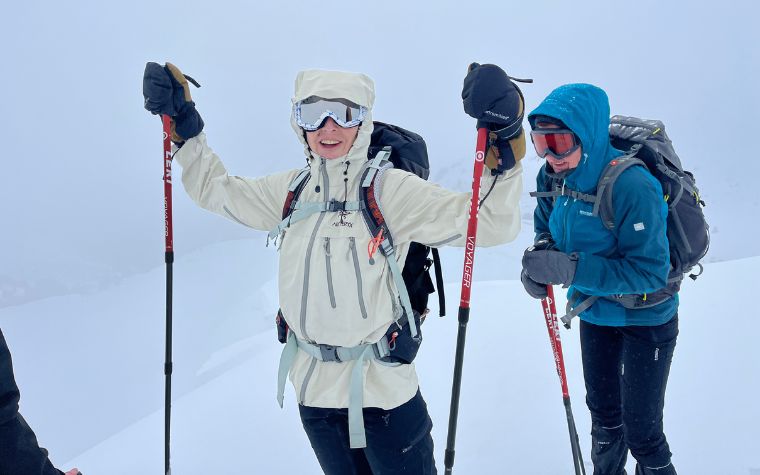 Juigende vrouw tijdens haar eerste huttentocht in de sneeuw