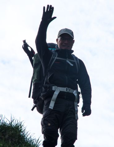 Mannelijke wandelaar tijdens bergwandeling