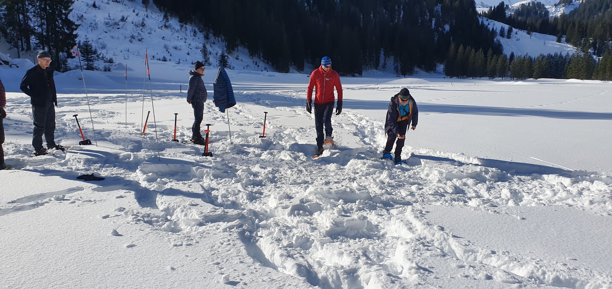 Oefenen van lawinepieper zoeken tijdens de basiscursus sneeuwschoenwandelen