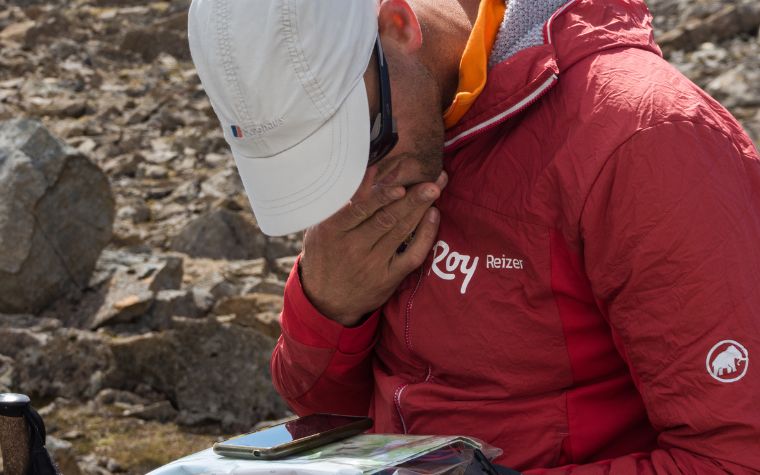Tijdens de huttentocht leest Roy kaart en navigeert