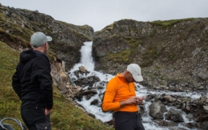Roy met telefoon met wandelapp