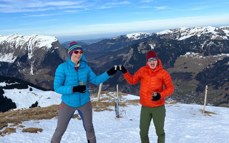 Sneeuwschoenwandelaars proosten in de bergen