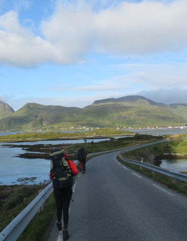 Wandelaars met bergachtig landschap