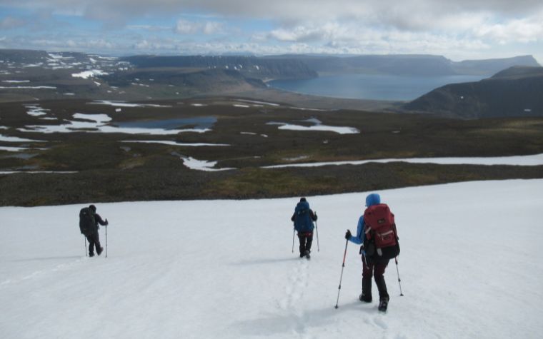 Wandelaars wandelen met stokken in Hornstrandir